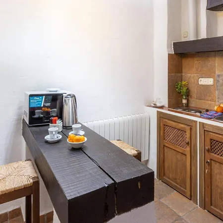 Romantic In With Shared Pool Apartment